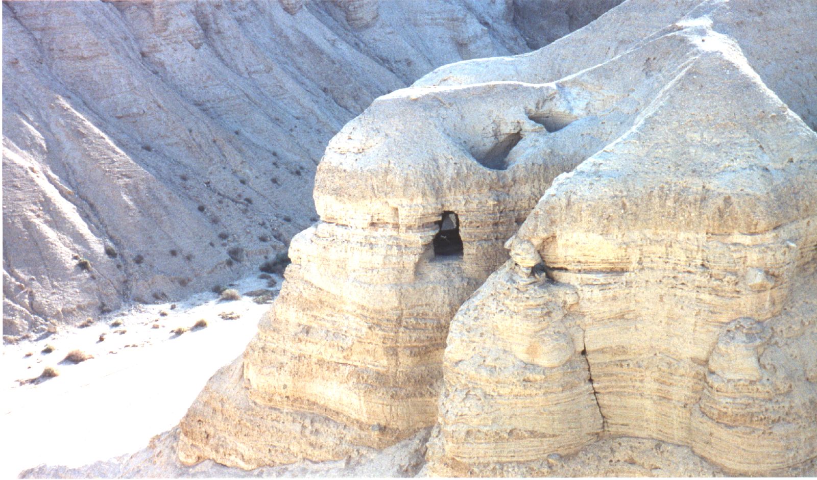 Dead_Sea_Caves_(425354131).jpg